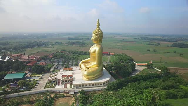 鸟瞰图的大佛在Wat Muang，泰国视频素材