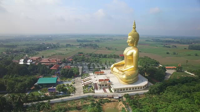 鸟瞰图的大佛在Wat Muang，泰国视频素材