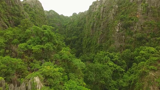 泰国Noen Maprang的石灰岩山鸟瞰图视频素材