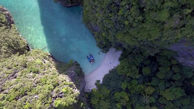 用4K无人机拍摄泰国披披列岛罗沙马湾视频素材