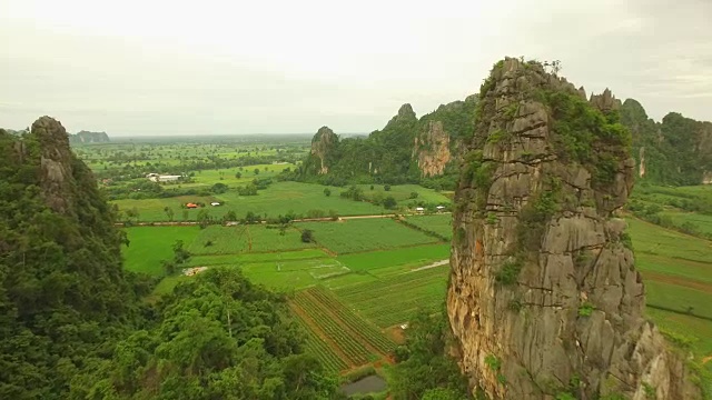 泰国Noen Maprang的石灰岩山鸟瞰图视频素材