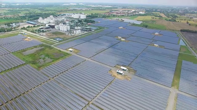 太阳能电池农场鸟瞰图视频素材