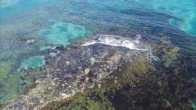 无人机拍摄;日本北海道沙滩半岛的海面。视频素材