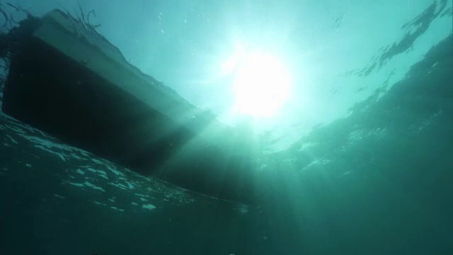 水下拍摄;日本北海道，一名潜水员从一艘船下水。视频素材