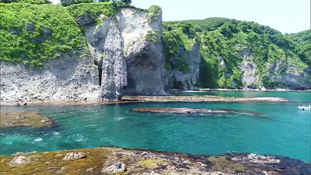 无人机拍摄;日本北海道Shakotan半岛上的悬崖。视频素材