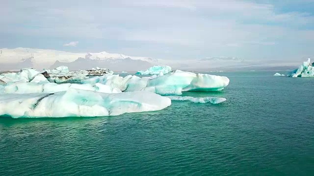 冰岛Jokulsarlon冰川泻湖清晨鸟瞰图视频素材