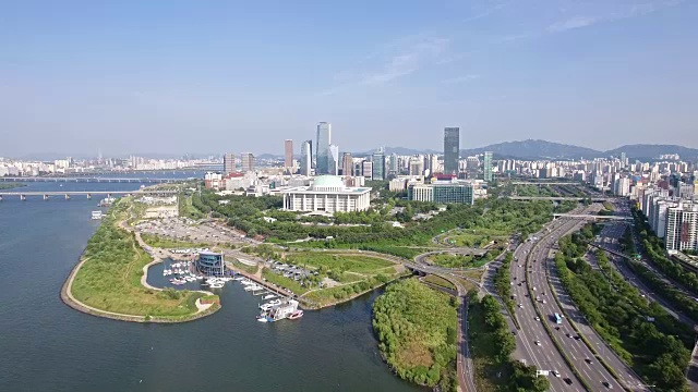 在奥林匹克大道和国民议会大厦交通的鸟瞰图视频素材