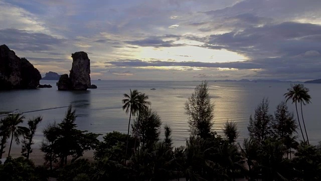 无人机拍摄的泰国甲米Pai Plong海滩上的日落视频素材