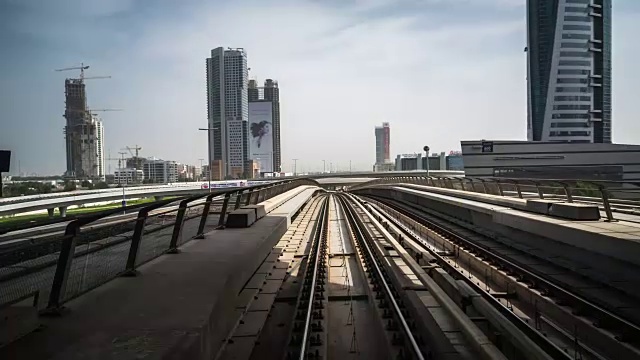 繁忙的铁路和现代建筑在市中心的现代城市时光流逝视频素材