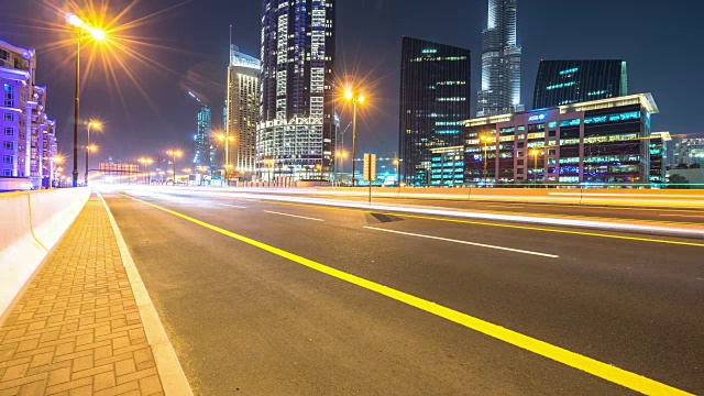 繁忙的道路和现代建筑在市中心的现代城市在夜晚的时间流逝视频素材