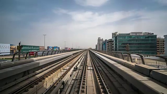 繁忙的铁路和现代建筑在市中心的现代城市时光流逝视频素材