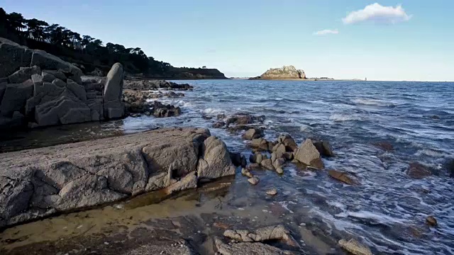 在岩石海岸，卡兰泰克。视频素材