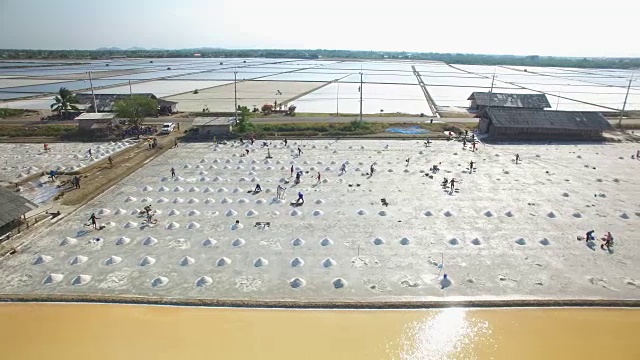 泰国沿海省份盐田的鸟瞰图视频素材