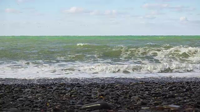 波涛汹涌的海面，海浪向海岸的声音视频素材