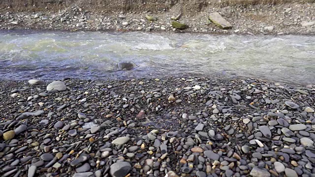 13、莫慢溪，小溪流过卵石河床视频素材