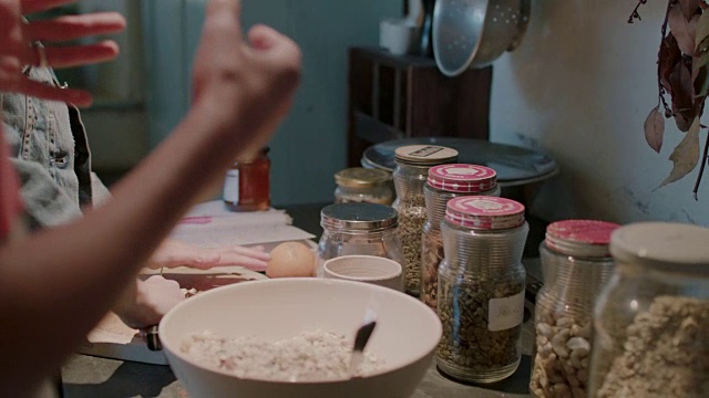 准备食物/格兰诺拉麦片的女人在聊天视频素材