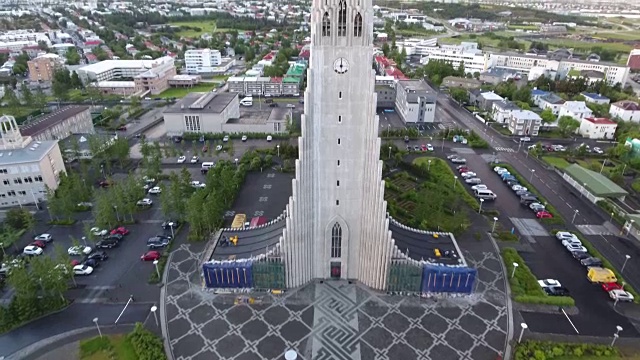 航拍冰岛雷克雅未克Hallgrimskirkja教堂视频素材