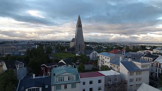 航拍冰岛雷克雅未克Hallgrimskirkja教堂视频素材