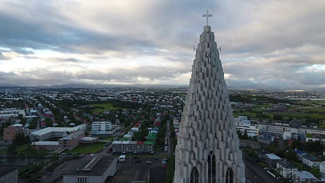 航拍冰岛雷克雅未克Hallgrimskirkja教堂视频素材