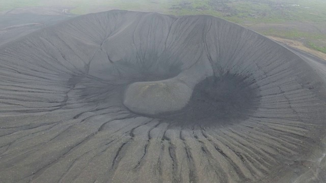 在冰岛Myvatn Hverfjall火山上空的云层中飞行视频素材