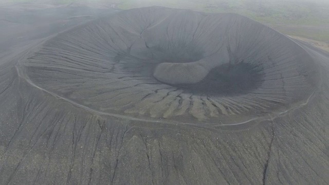 在冰岛Myvatn Hverfjall火山上空的云层中飞行视频素材