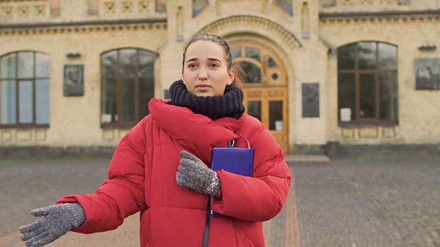 美丽的学生在大学背景视频素材