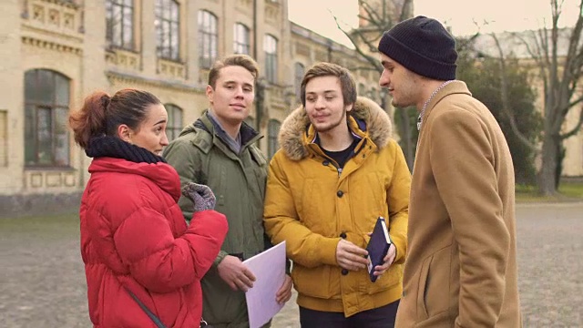 学生们在大学附近遇到他们的朋友视频素材