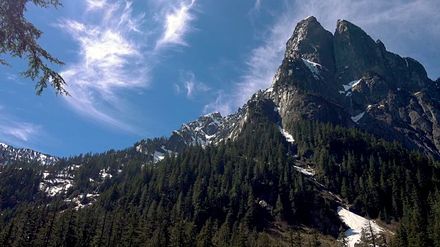 山峰指数参差不齐的太平洋西北山峰蓝色多云的天空时光流逝视频素材