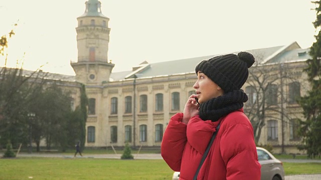 漂亮的女学生在电话上谈论大学背景视频素材