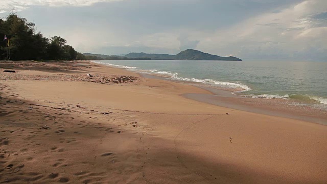 柔软的海浪在沙滩上。蔚蓝的天空和蔚蓝的大海。普吉岛,泰国视频素材