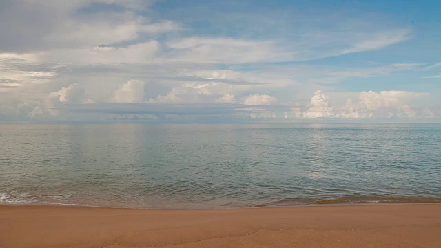 柔软的海浪在沙滩上。蔚蓝的天空和蔚蓝的大海。普吉岛,泰国视频素材