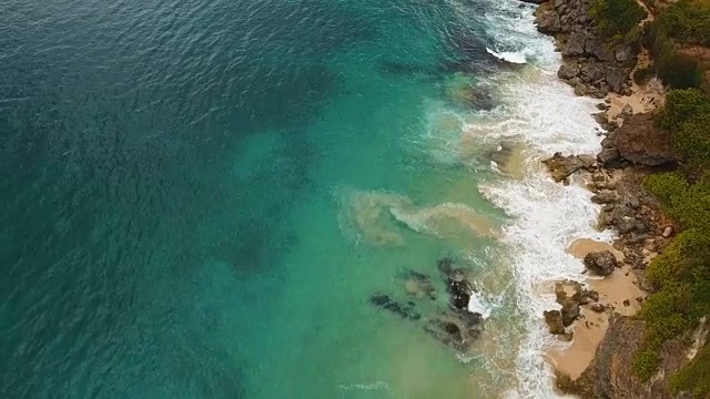 海浪和多石的海滩。鸟瞰图视频素材