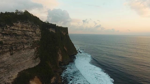 巴厘岛的岩石海岸。鸟瞰图视频素材