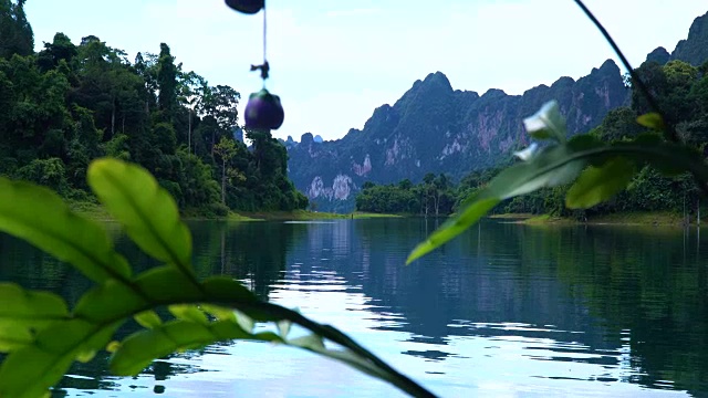 湖上风景很美。背景是群山。视频素材