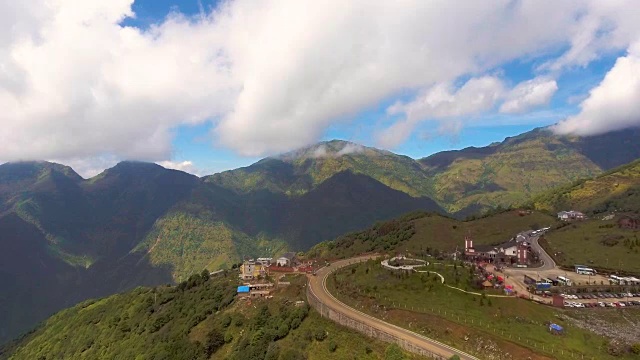 鸟瞰图景观乡村公路上的绿山，贵州省，中国视频素材