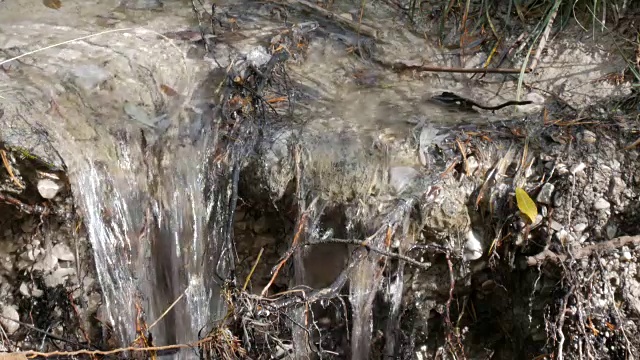 洪水肆虐，河流自然危险。春雪融化增加了河流和湖泊的水量视频素材