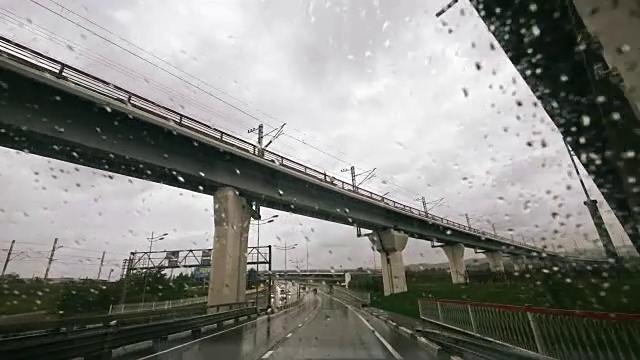 车辆在雨中从后视镜，驾驶汽车，暴风雨在道路上，高速公路，雨点在缓慢的运动视频素材