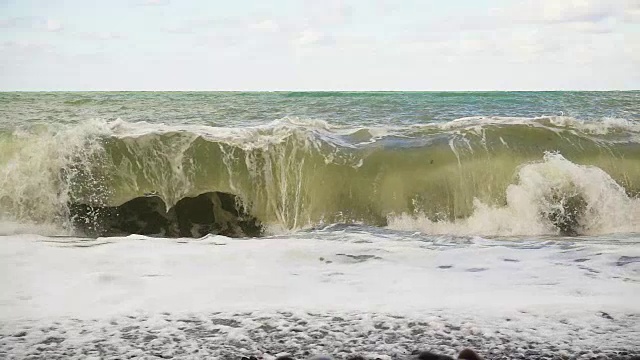 一个大浪在卵石滩上慢慢地拍打着视频素材