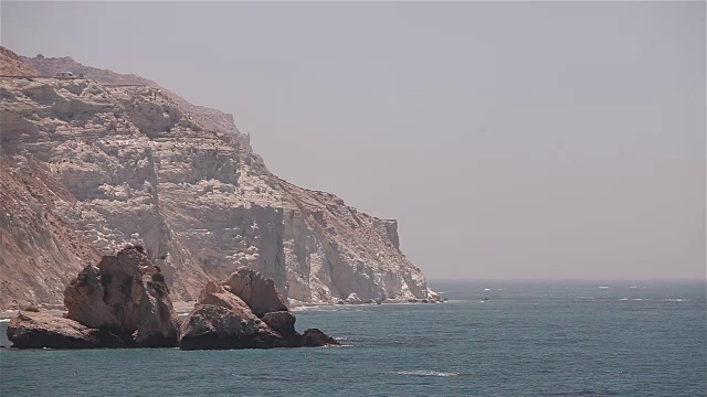 山离开大海，海边有岩石，蓝天，沙滩，海浪，希腊，塞浦路斯，水池阿佛洛狄忒，美丽雄伟的风景，岩石海滩高悬崖蓝天和大海视频素材