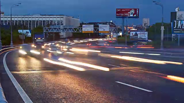 夜晚密集的城市汽车交通视频素材