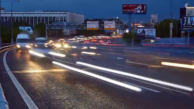 夜晚密集的城市汽车交通视频素材