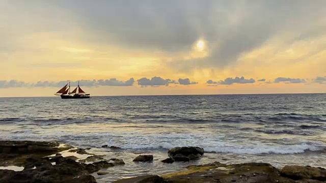 海盗的船在黄昏的海面上漂浮视频素材