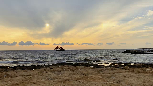 美丽的黄昏海面上有船在远处视频素材