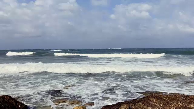 碧绿的夏日海，景色迷人视频素材