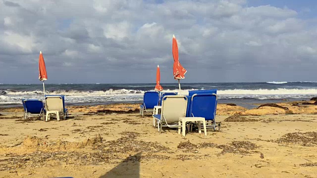 在海滩上用躺椅和遮阳伞俯瞰大海视频素材