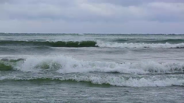 岸上被冰覆盖的波浪翻滚着视频素材