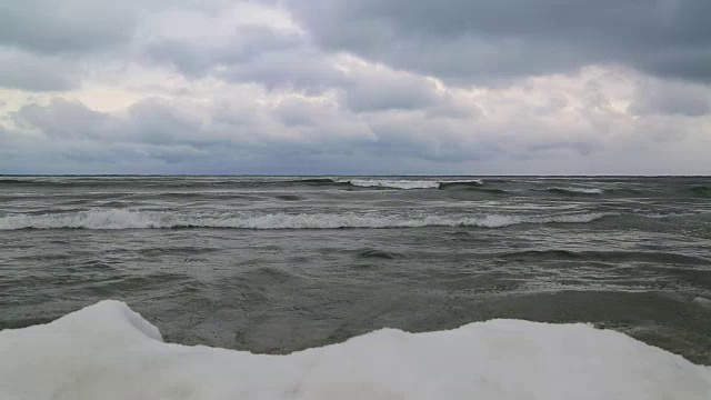 冲击着海岸的海浪上覆盖着冰视频素材