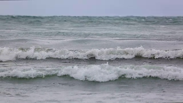 贝加尔湖上暴风雨中的海浪视频素材