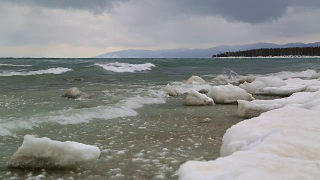 湖面上的波浪以冬季森林为背景视频素材