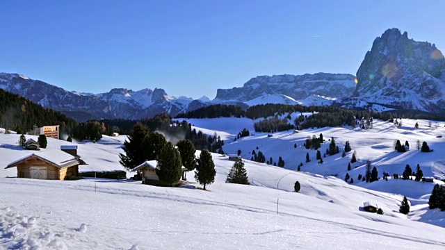 意大利Dolomites的Siusi山上冬天的日出视频素材